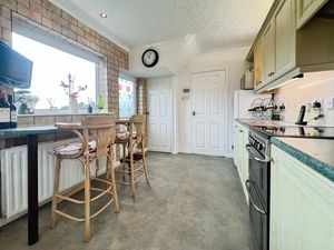 Kitchen Diner- click for photo gallery